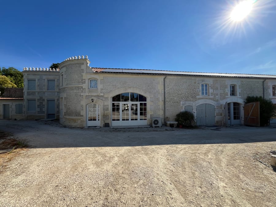 Façade et tourelle de la maison partagée pour seniors à Nercillac