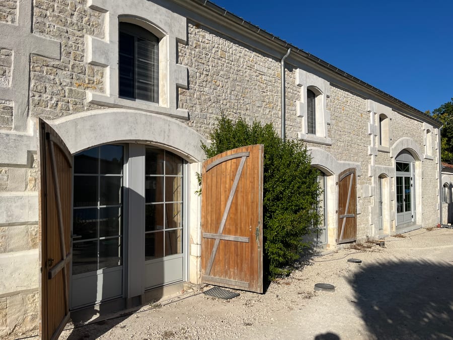 Dépendances en pierre rénovées du parc de la Maison La Liberté